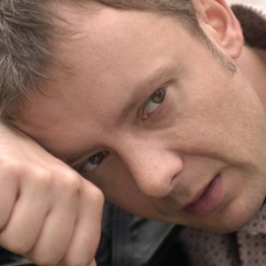 Un primo piano di John Simm nell'ottavo episodio di Life on Mars