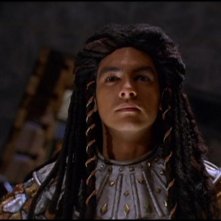 Alexis Cruz nel ruolo di Skaara, un Abydosiano posseduto dal Goa'uld Klorel, nella serie Stargate SG-1 episodio: L'incubo si avvera