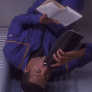 Anthony Montgomery interpreta il timoniere dell'Enterprise nell'episodio 'La Horizon'