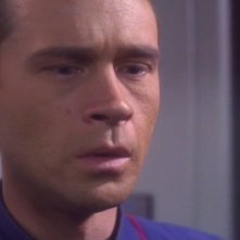 Connor Trinneer in un momento drammatico dell'episodio 'Il cogenitore' della serie tv Enterprise