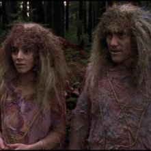 Frida Betrani e Armin Shimerman interpretano i membri della razza Nox nell'episodio 'Missione invisibile' della serie Stargate SG-1