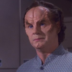 John Billingsley interpreta il Dottor Phlox nella serie tv Enteprise, episodio: Il recupero