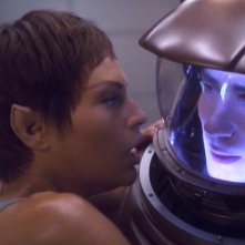 Jolene Blalock e Dominic Keating nell'episodio 'La taglia' della serie tv Enteprise