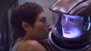 Jolene Blalock e Dominic Keating nell'episodio 'La taglia' della serie tv Enteprise