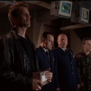Richard Dean Anderson e Don S. Davis insieme ad altri membri del cast in una scena dell'episodio 'I figli degli dei' della serie 'Stargate Sg-1'
