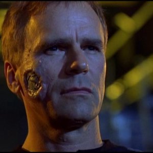 Richard Dean Anderson nel ruolo di un clone metallico del Colonnello O'Neill nell'episodio 'Trasferimento di coscienze' nella serie tv Stargate SG-1