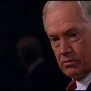 Ronny Cox nel ruolo del viscido Senatore Kinsey nella serie tv Stargate SG-1, episodio 'Pericolo d'attacco'