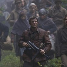 Daniel Craig nei panni di Tuvia Bielski in una scena del film Defiance