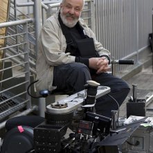 Il regista Mike Leigh sul set di Happy Go-Lucky
