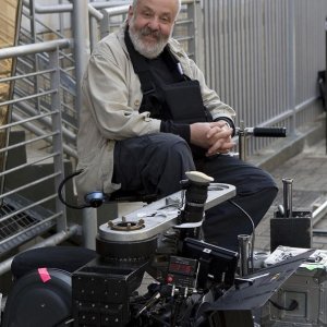 Il regista Mike Leigh sul set di Happy Go-Lucky