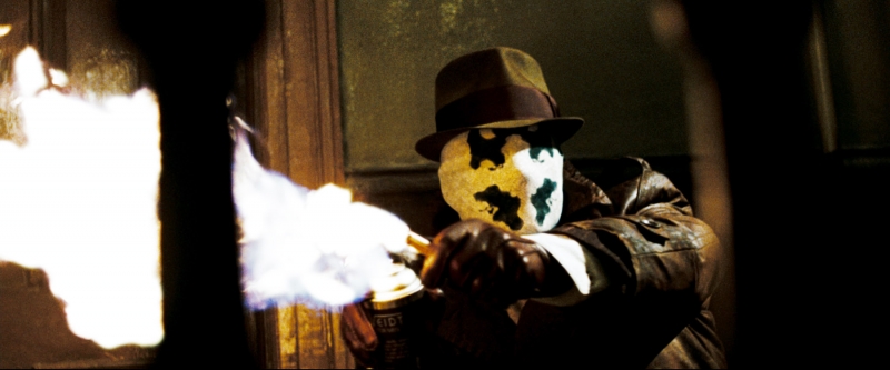 Jackie Earle Haley nei panni di Rorschach in una scena di Watchmen