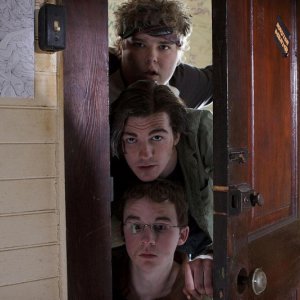 Kevin Covais, Drake Bell e Andrew Caldwell in una sequenza del film College