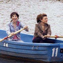 Sally Hawkins ed Alexis Zegerman in una sequenza della commedia Happy Go-Lucky
