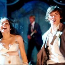 Vanessa Anne Hudgens e Zac Efron in una sequenza di High School Musical 3: Senior Year