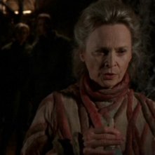 Bonnie Bartlett nel ruolo dell'inquietante Linea nell'episodio 'Prigionieri' della serie tv Stargate SG-1