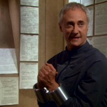 Brent Spiner nel ruolo del brillante scienziato Arik Soong, nell'episodio 'Terra di confine' della serie tv Enterprise