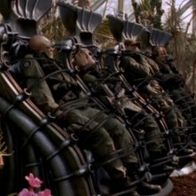 Christopher Judge e il resto dell'SG-1 vengono intrappolati nelle poltrone virtuali sul pianeta P7J-989 nell'episodio 'REaltà virtuale' della serie Stargate SG-1