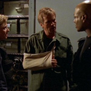 Da sinistra: Amanda Tapping, Richard Dean Anderson e Christopher Judge discutono di strategia nell'episodio 'Il pianeta degli spiriti' della serie Stargate SG-1