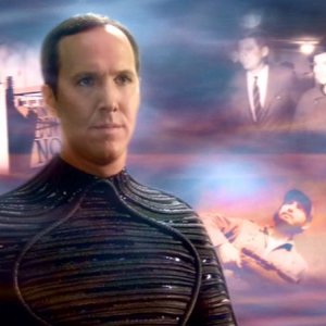 Daniels, interpretato da Matt Winston, osserva la linea temporale restaurata dal Capitano Archer nell'episodio: Nuovo fronte temporale - seconda parte, della serie tv Enterprise