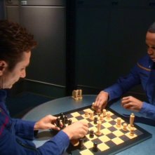 Dominic Keating insieme a Anthony Montgomery; i loro personaggi sono stati appena invasi da due entità aliene incorporee nell'episodio 'Gli osservatori' della serie Enterprise