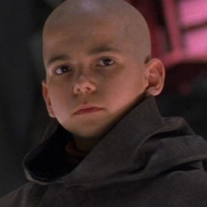 Jeff Gulka nel ruolo del piccolo alieno che arriva all'SGC per avvisarli di un pericolo nell'episodio 'Mostra e racconta' della serie Stargate SG-1