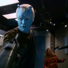 Jeffrey Combs in una scena d'azione a bordo dell'astronave Enterprise, nell'episodio 'Babel' della serie tv Entperprise