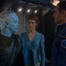 Jeffrey Combs insieme a Scott Bakula e Jolene Blalock in una scena dell'episodio 'Gli Aenar' della serie Enterprise