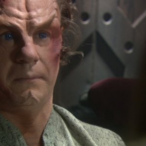 John Billingsley nel ruolo del Dott. Phlox mentre si trova nelle mani dei Klingon nell'episodio 'Divergenze' della serie Enterprise