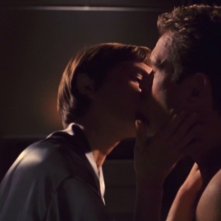 Jolene Blalock e Connor Trinneer in una scena romantica della serie tv Enterprise, episodio: Il messaggero