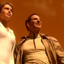Jolene Blalock insieme a Scott Bakula si prepara ad attraversare un deserto infuocato nell'episodio 'La fornace' della serie tv Enterprise