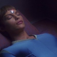 Jolene Blalock veste la tutina turchese dell'affascinante T'Pol nella serie tv Enterprise, episodio: Ordini del medico