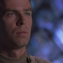 JR Bourne nel ruolo di Martouf, l'ospite umano del Tok'ra Lantash, nell'episodio 'Simbiosi (parte 1) della serie Stargate SG-1