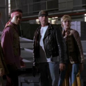 L'SG-1 (Michael Shanks, Christopher Judge, Richard Dean Anderson e Amanda Tapping) in versione 'figli dei fiori' nell'episodio 'Viaggio nel tempo' della serie Stargate SG-1
