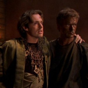 Michael Shanks nel ruolo di Daniel Jackson, insieme a Richard Dean Anderson, nel ruolo del Colonnello O'Neill nell'episodio 'Il Sarcofago' della serie tv Stargate SG-1