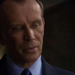 Peter Weller nel ruolo di John Paxton, leader dei Terra Prime una fazione xenofoba di terroristi nell'episodio 'Demoni' della serie tv Enterprise