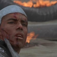 Peter Williams nel ruolo dell'arcinemico dell'SG-1, il Goa'uld Apophis, che in questa scena chiede asilo ai suoi antagonisti, nell'episodio 'Il canto del serpente' della serie Stargate SG-1