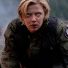 Sam Carter, interpretata da Amanda Tapping, è stata appena invasa da un Goa'uld sul campo di battaglia nell'episodio 'Il sicario' della serie Stargate SG-1