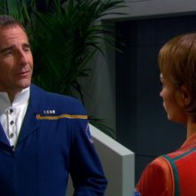 Scott Bakula e Jolene Blalock nella scena finale dell'ultimo episodio della serie Enterprise: Federazione prossima frontiera