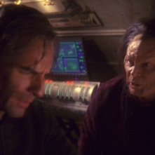 Scott Bakula insieme a Randy Oglesby che interpreta Degra nella serie tv Enterprise, episodio: Lo stratagemma.