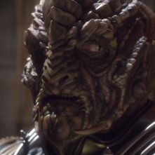 Scott MacDonald nel ruolo del perfido Comandante Dolim, uno Xindi rettiloide, nella serie tv Enterprise, episodio: Il Consiglio degli Xindi