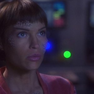 T'Pol, interprestata da Jolene Blalock, subisce gli effetti della distorsione spaziale nell'episodio 'Ora zero' della serie tv Enterprise