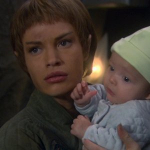 T'Pol, interpretata da Jolene Blalock, tiene tra le braccia la bambina 'prodotta' dal suo dna e quello di Trip nell'episodio 'Lotta per la Terra' della serie Enterprise