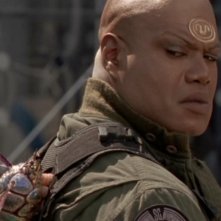 Teal'c, interpretato da Christopher Judge, sta per essere punto da un insetto alieno nell'episodio 'Veleno' della serie Stargate SG-1