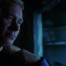 Un intenso primo piano di Connor Trinneer mentre viene confortato da Jolene Blalock nell'episodio 'I dimenticati' della serie Enterprise