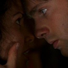 Vaitiare Bander insieme a Michael Jackson in una scena romantica dell'episodio 'Fuga di notizie' della serie Stargate SG-1