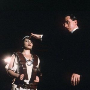 Anna Gourari e Tim Roth in una scena del film Invincibile