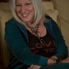 Bette Midler in una scena del film The Women