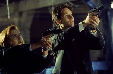 David Duchovny e Gillian Anderson in una scena di tensione di X-Files