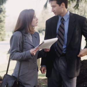 David Duchovny e Gillian Anderson in una scena di X-Files