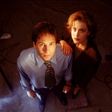 David Duchovny e Gillian Anderson interpretano Fox Mulder e Dana Scully in X-Files